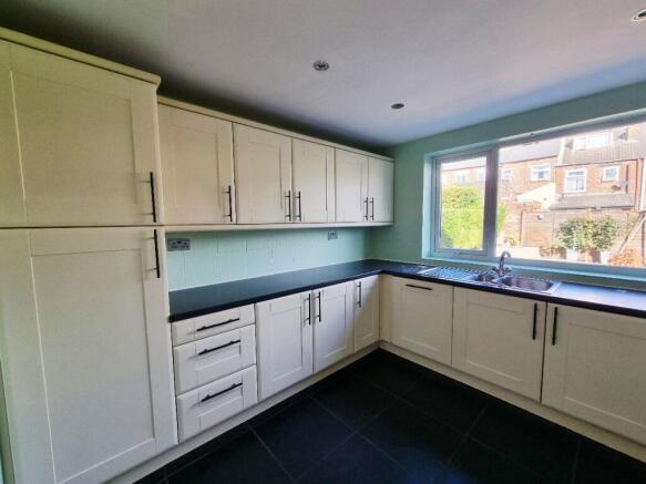 3 bed Semi-Detached to rent Image 6