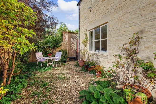 Front Garden 1.jpg