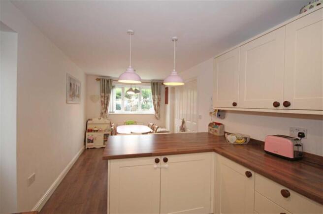 KITCHEN / DINING AREA