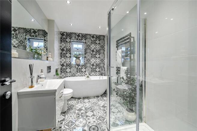 5 bed Detached for sale Image 4