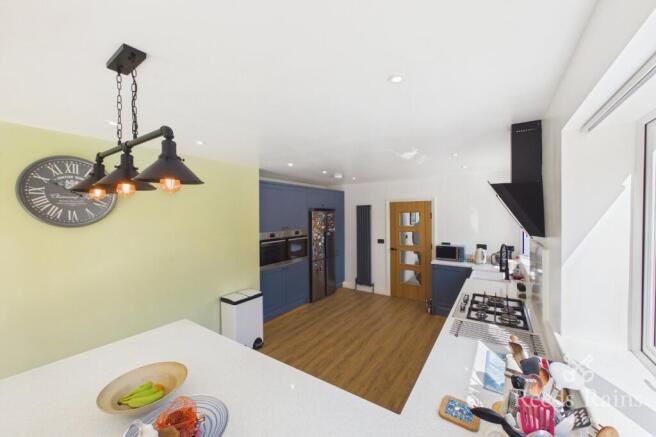 5 bed Detached for sale Image 10
