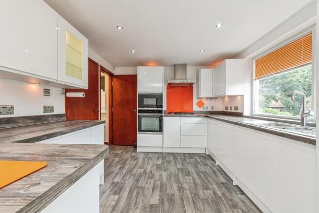 5 bed Detached for sale Image 2