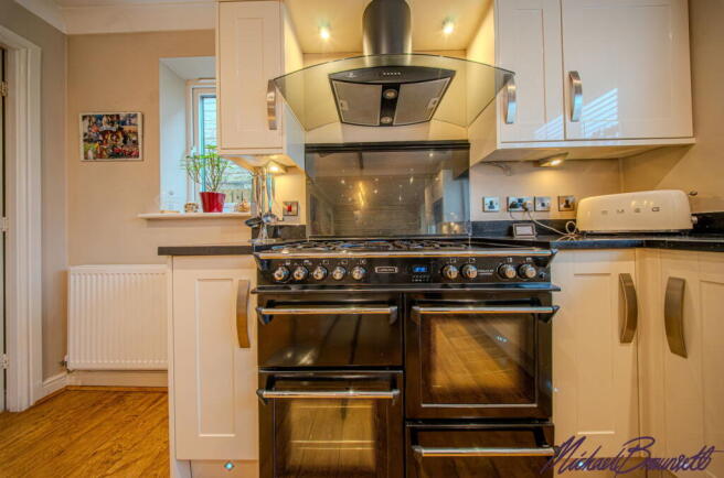4 bed Detached for sale Image 6