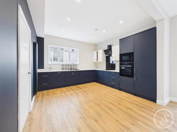 4 bed Semi-Detached for sale Image 6