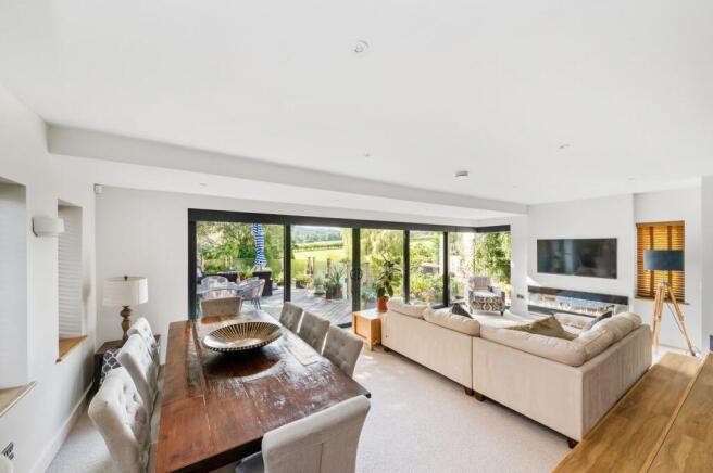 5 bed Detached for sale Image 7