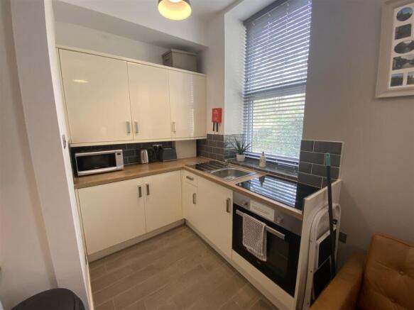 2 bed Apartment to rent Image 4