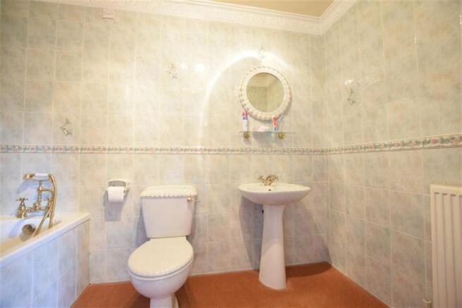 EN-SUITE BATHROOM