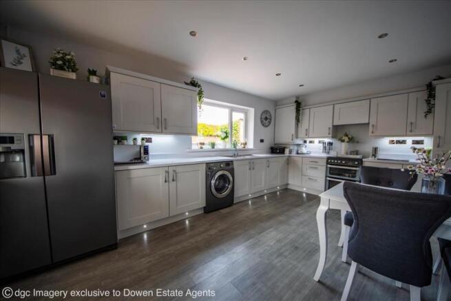 KITCHEN/BREAKFAST ROOM