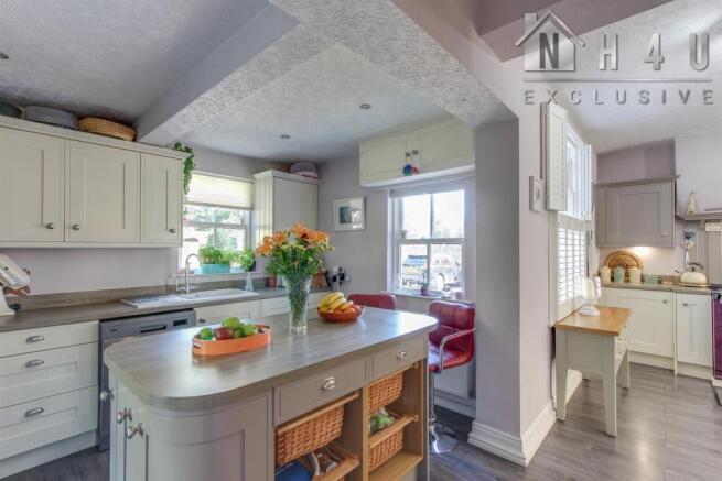 KITCHEN / DINING ROOM: