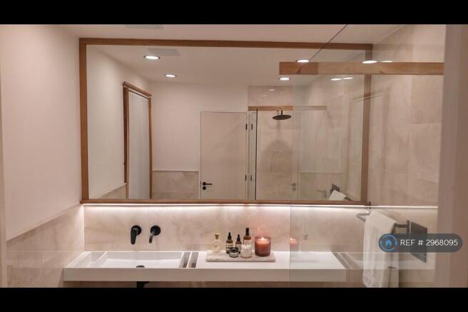 4 bed Semi-Detached to rent Image 7