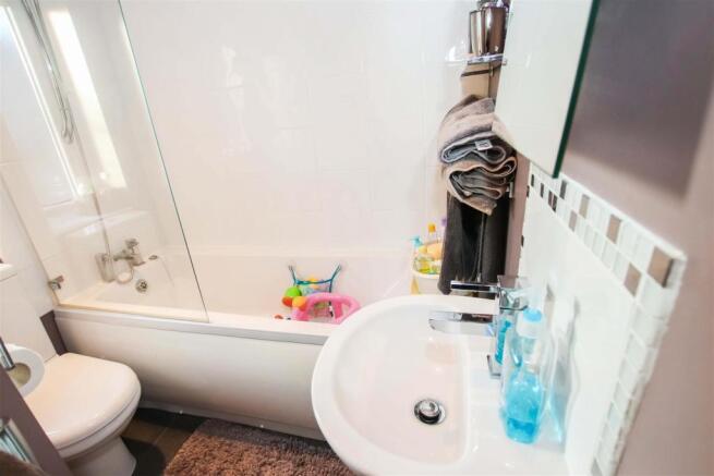 FIRST FLOOR BATHROOM