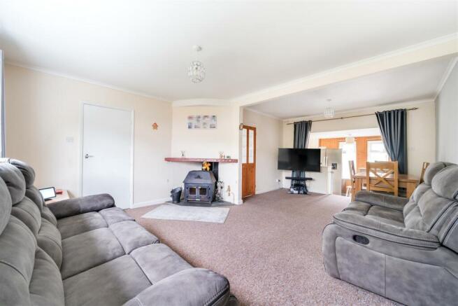 Lounge & Dining area
