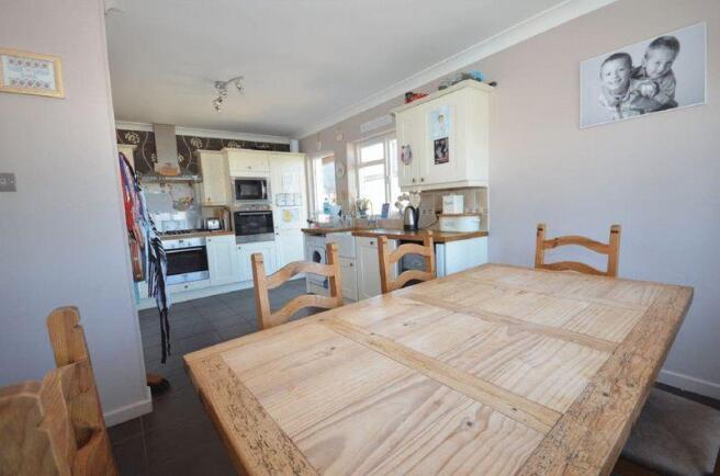 KITCHEN/DINING...