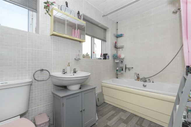 Bathroom 2.jpg