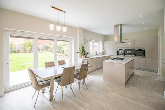 5 bed Detached for sale Image 8