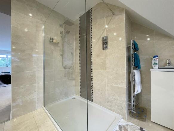 Principal bedroom shower.jpg