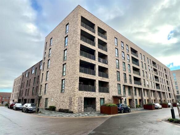 Two Bedrooms for sale in Beckton - Barrain London