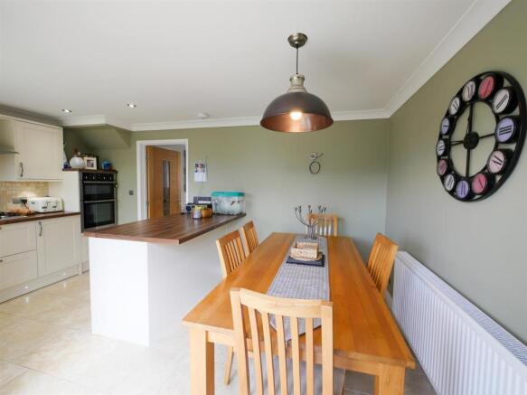 Kitchen/ Dining Room