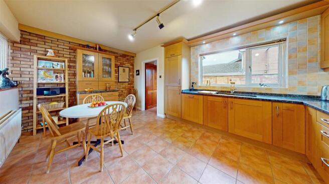KITCHEN/BREAKFAST ROOM