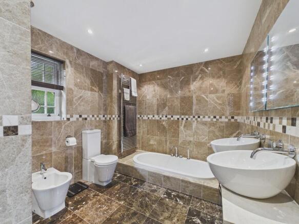 5 bed Detached for sale Image 8