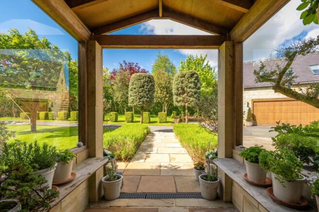 6 bed Detached for sale Image 7