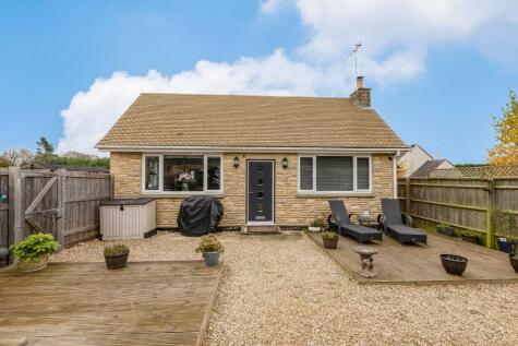 Lawton Avenue, Carterton, Oxfordshire, OX18