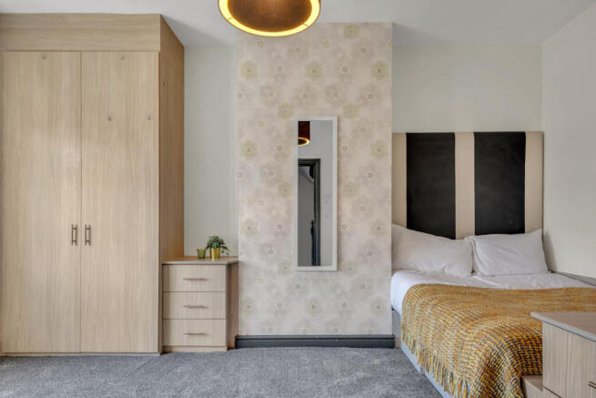 7 bed House to rent Image 8