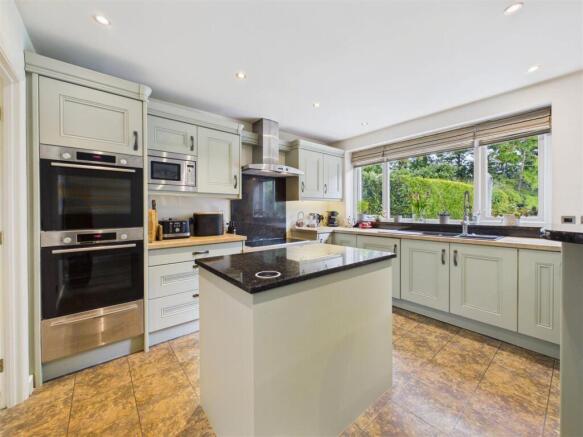 4 bed Detached for sale Image 4