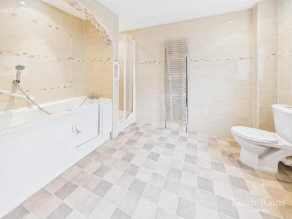 5 bed Detached for sale Image 7