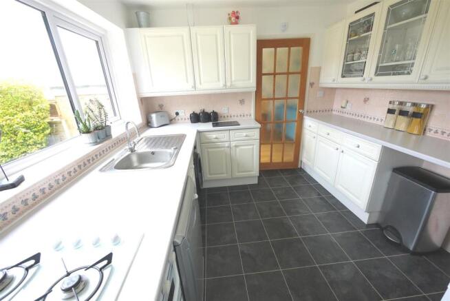 Kitchen/Breakfast Room:-