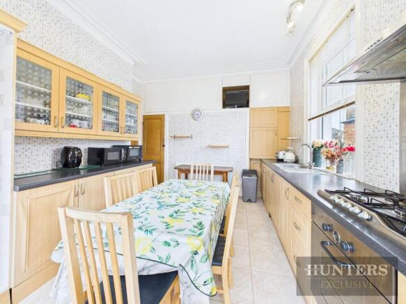 5 bed Town House for sale Image 8