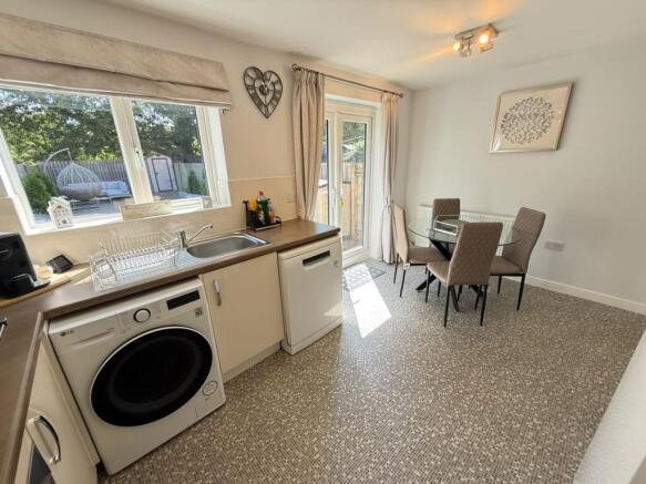 3 bed Detached to rent Image 9