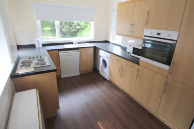 5 bed Semi-Detached to rent Image 8