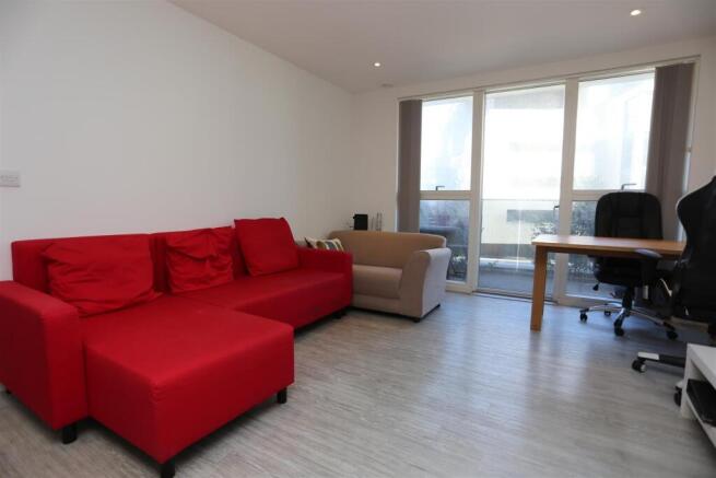 7 Embankment Hse new lounge2.JPG