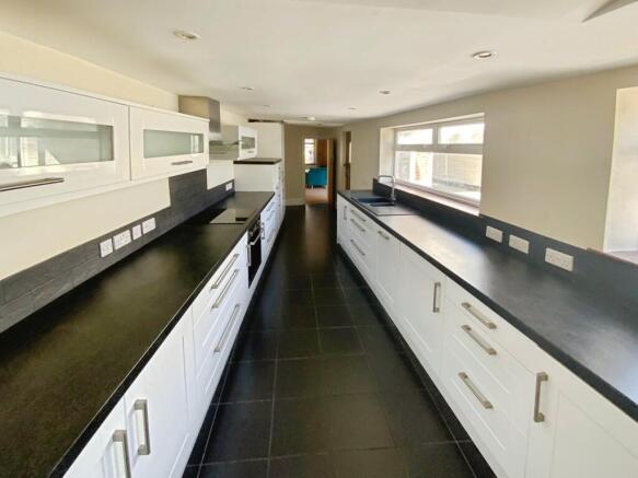3 bed Semi-Detached for sale Image 3