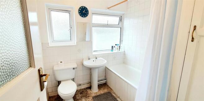 FAMILY BATHROOM: