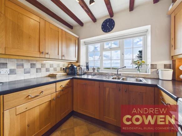4 bed Detached for sale Image 10