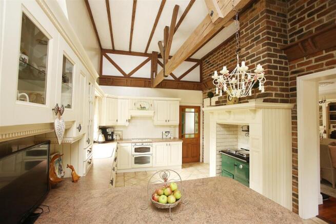 BREAKFASTING KITCHEN