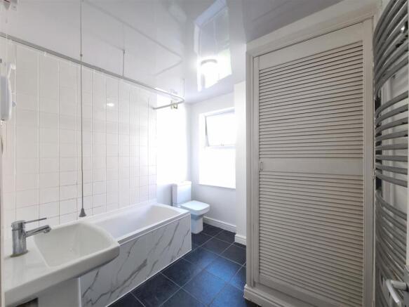 BATHROOM SUITE & SHOWER