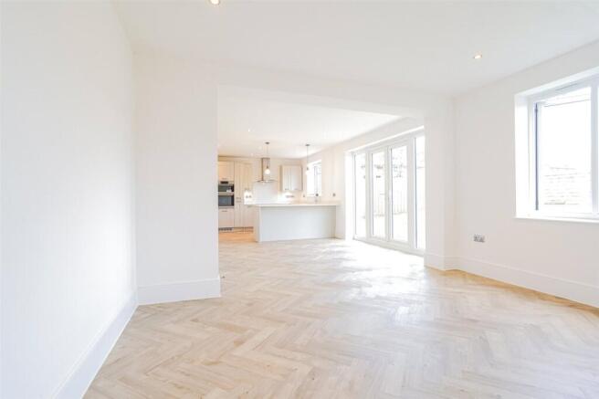 5 bed Detached for sale Image 5