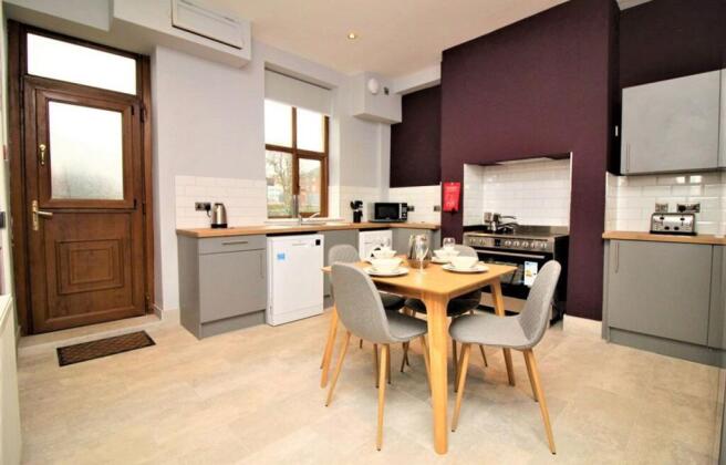Pontefract Road, Barnsley, Barnsley, S71 1EZ photo 4