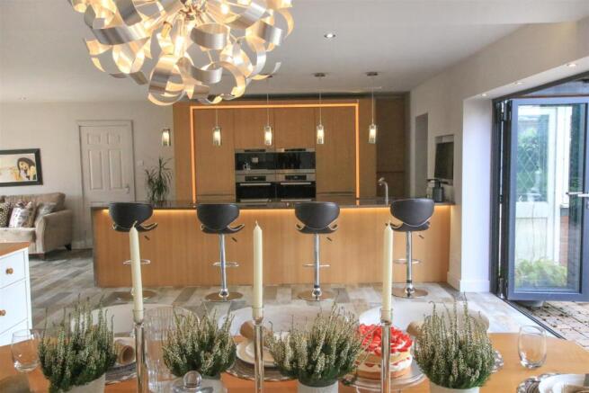 STUNNING CONTEMPORARY LIVING/ DINING/ KITCHEN