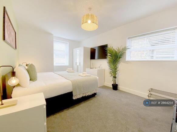 10 bed Detached to rent Image 10