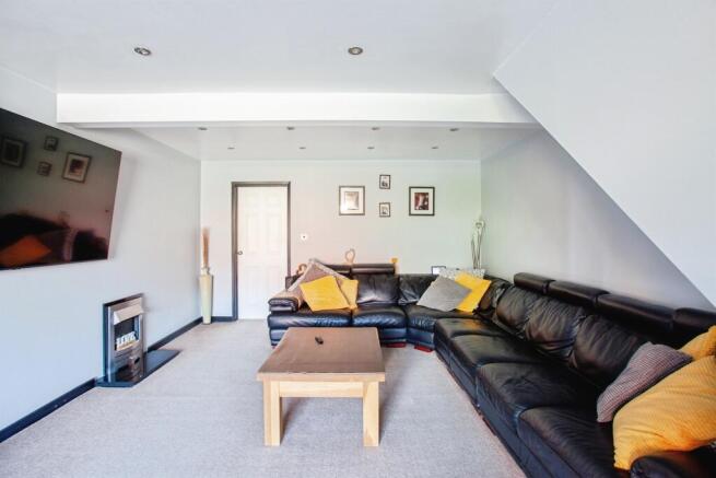 4 bed Semi-Detached for sale Image 5