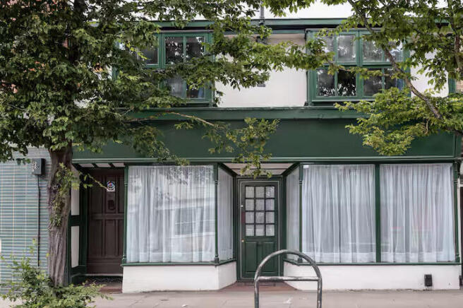 IMPRESSIVE 6 BEDROOM HOME WITH CHARACTER ¿ MILT