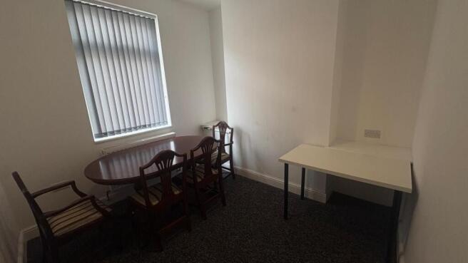 2 bed Terraced to rent Image 5