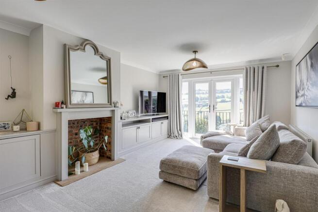 5 bed Detached for sale Image 8
