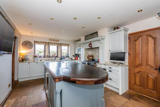 8 bed Detached for sale Image 7