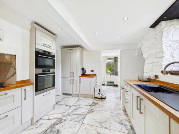 5 bed Detached for sale Image 10