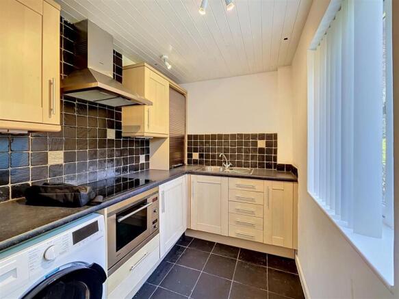 FITTED KITCHEN